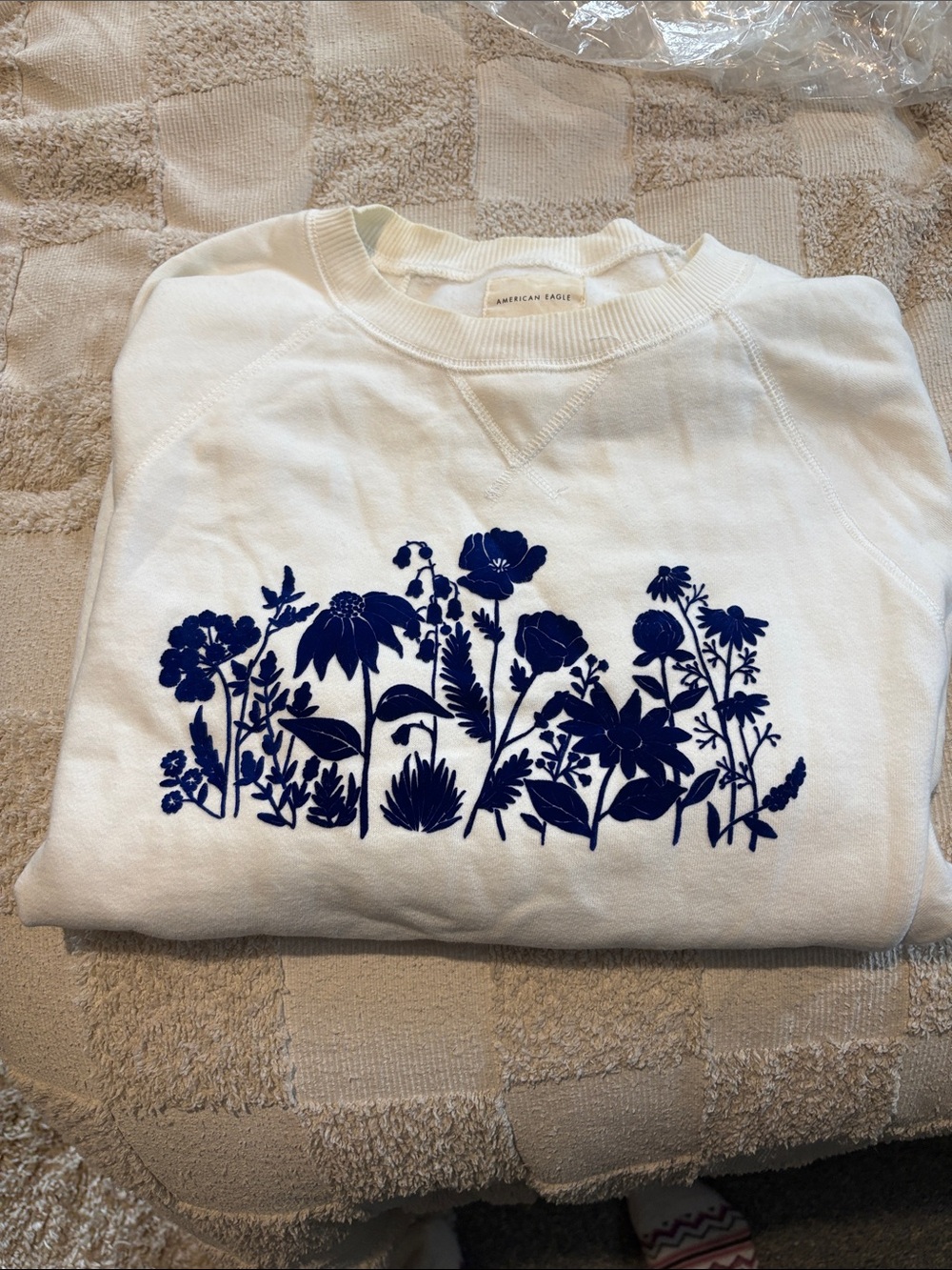 American Eagle Outfitters White Crewneck Sweatshirt with Navy Floral Silhouette